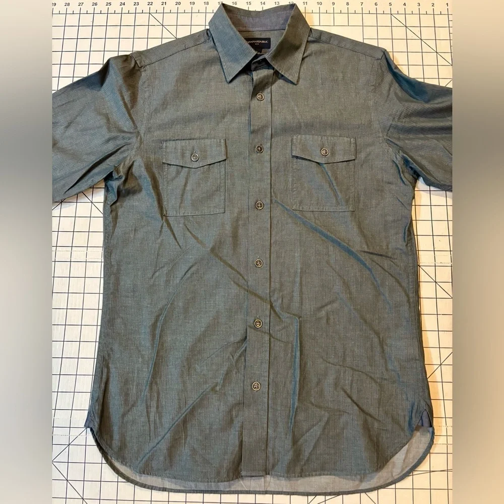 Banana Republic Men’s Size Small Grey Button‎ Down Shirt
